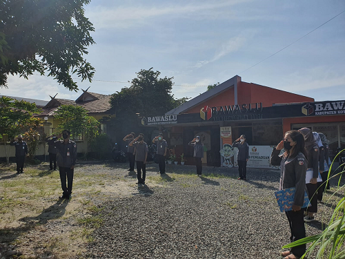 Pelaksanaan Apel Pagi di Kantor Sekretariat Bawaslu KOBAR