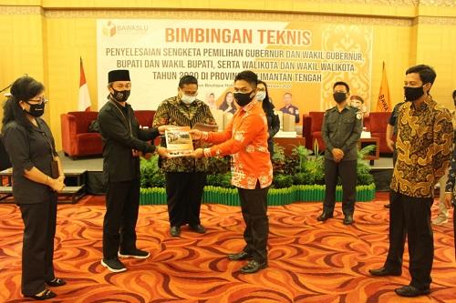 Penyerahan BULETIN "Mengawal Demokrasi" dari Bawaslu Kobar Kepada Bawaslu Republik Indonesia dan Bawaslu Provinsi 