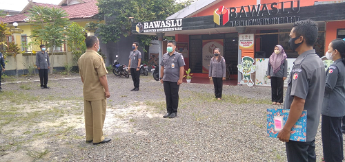 Apel Pagi di Halaman Kantor Sekretariat Bawaslu Kabupaten Kotawaringin Barat