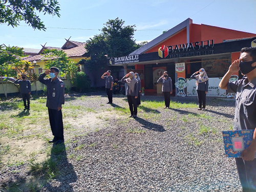 Kedisiplinan Para Pegawai di Lingkungan Bawaslu Kab. Kotawaringin Barat Melaksanakan Kegiatan Apel Pagi