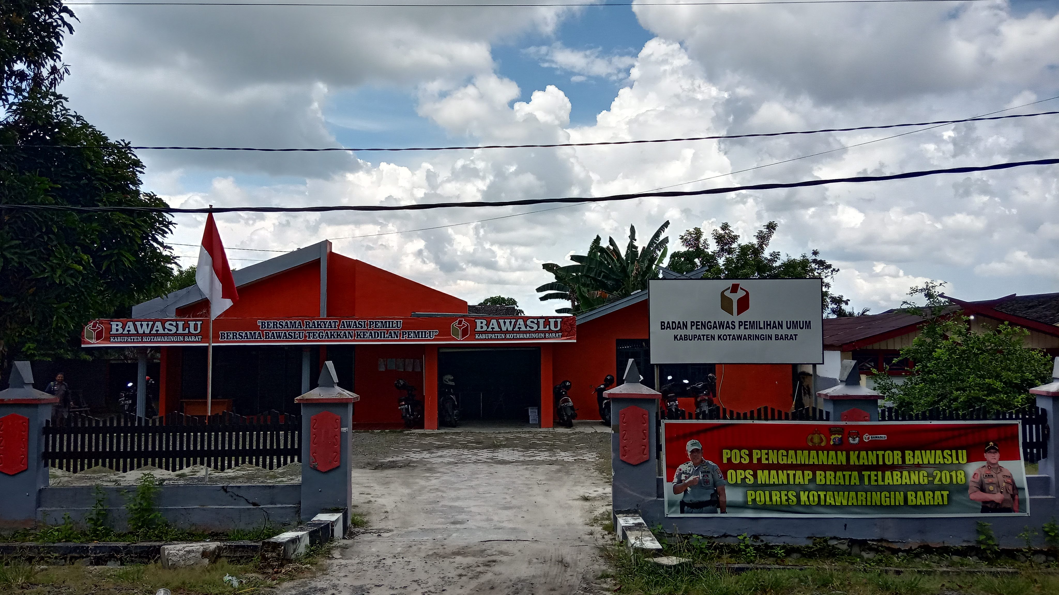 Foto Halaman Kantor Sekretariat Bawaslu Kabupaten Kotawaringin Barat