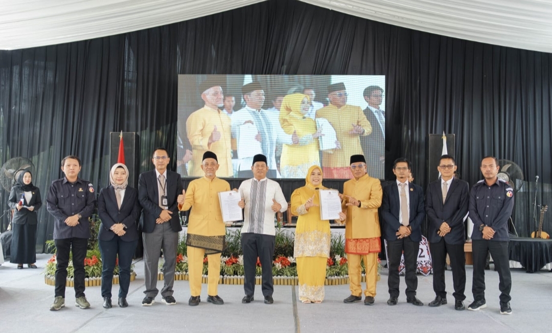 Foto bersama saat penyerahan BA penetapan nomor urut