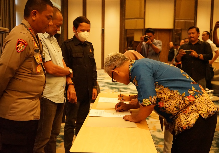 Penandatangan Ikrar oleh Kepala Desa