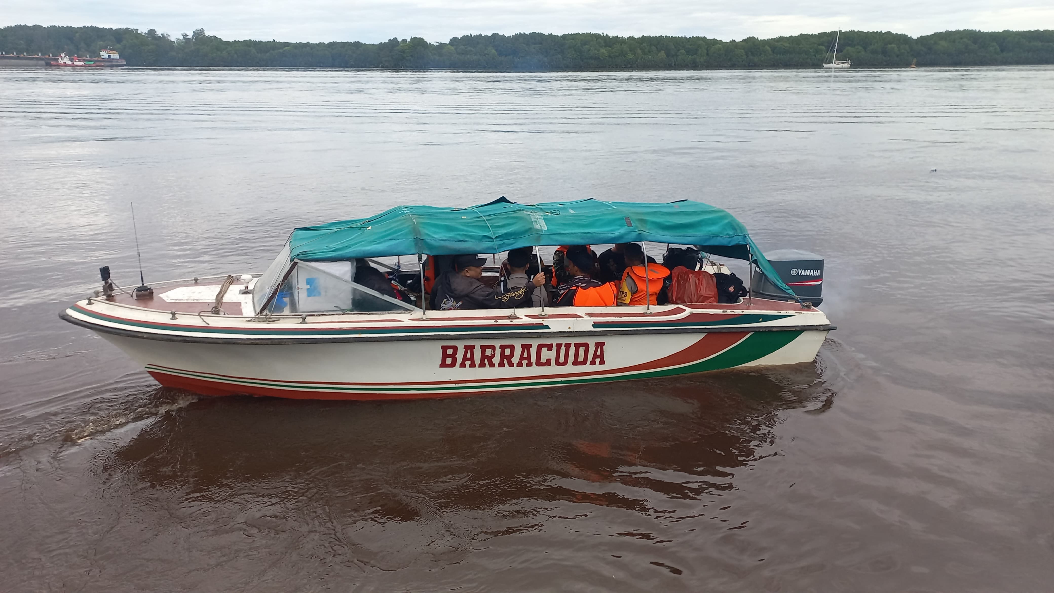 Pendistibusian Logistik menggunakan speedboat