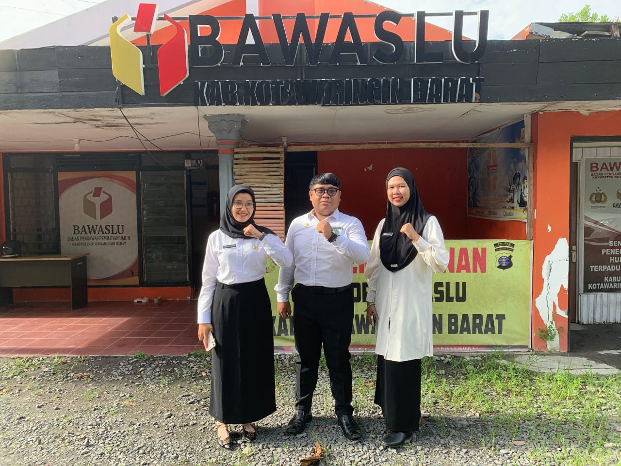 Foto bersama tiga CPNS Bawaslu Kabupaten Kotawaringin Barat
