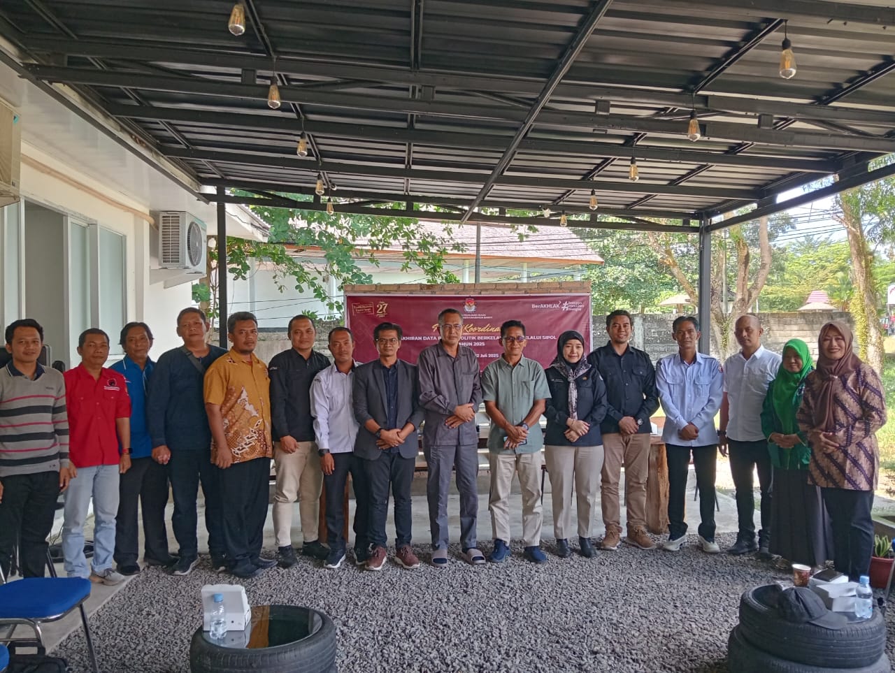 Foto Bersama di Kantor KPU Kobar