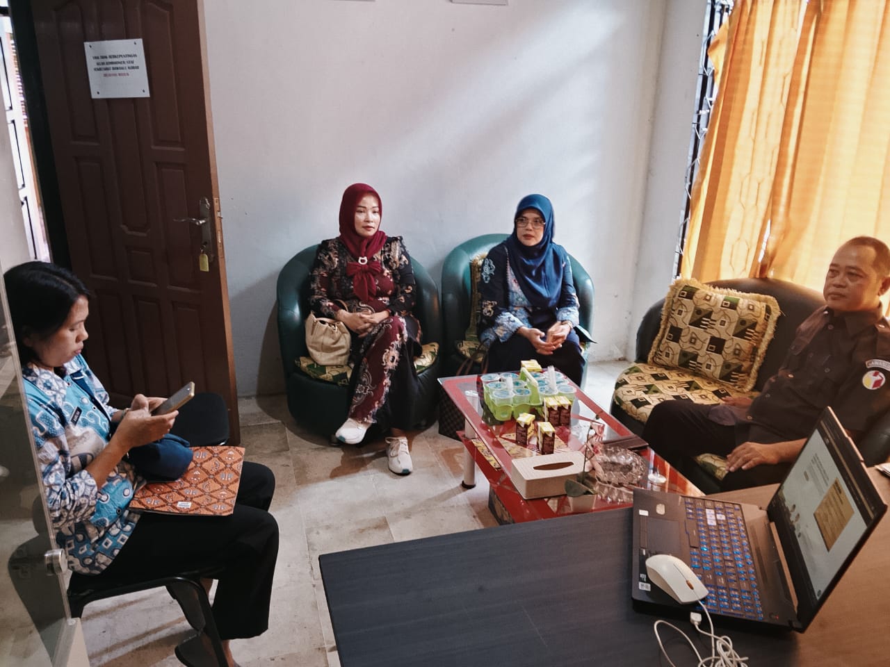 Foto Koordinator Sekretariat Bawaslu Kobar bersama Tim Komisi Informasi Provinsi Kalteng sedang melaksanakan cek Fisik PPID Bawaslu Kobar