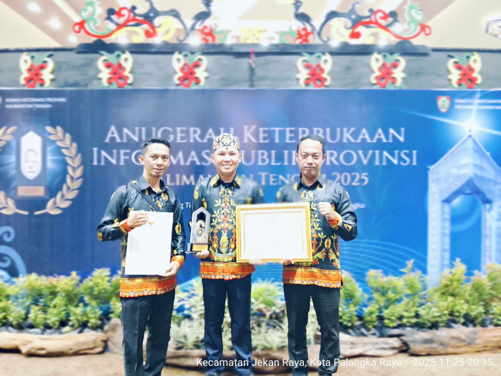 Foto penerima penghargaan Anegerah PPID Prov. Kalteng sebagai INFORMATIF