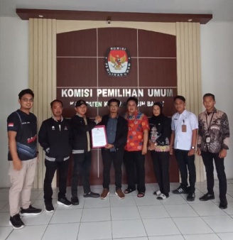 Foto Ketua dan Anggota Bawaslu Kobar Bersama Anggota KPU Kobar saat Serah Terima BA 