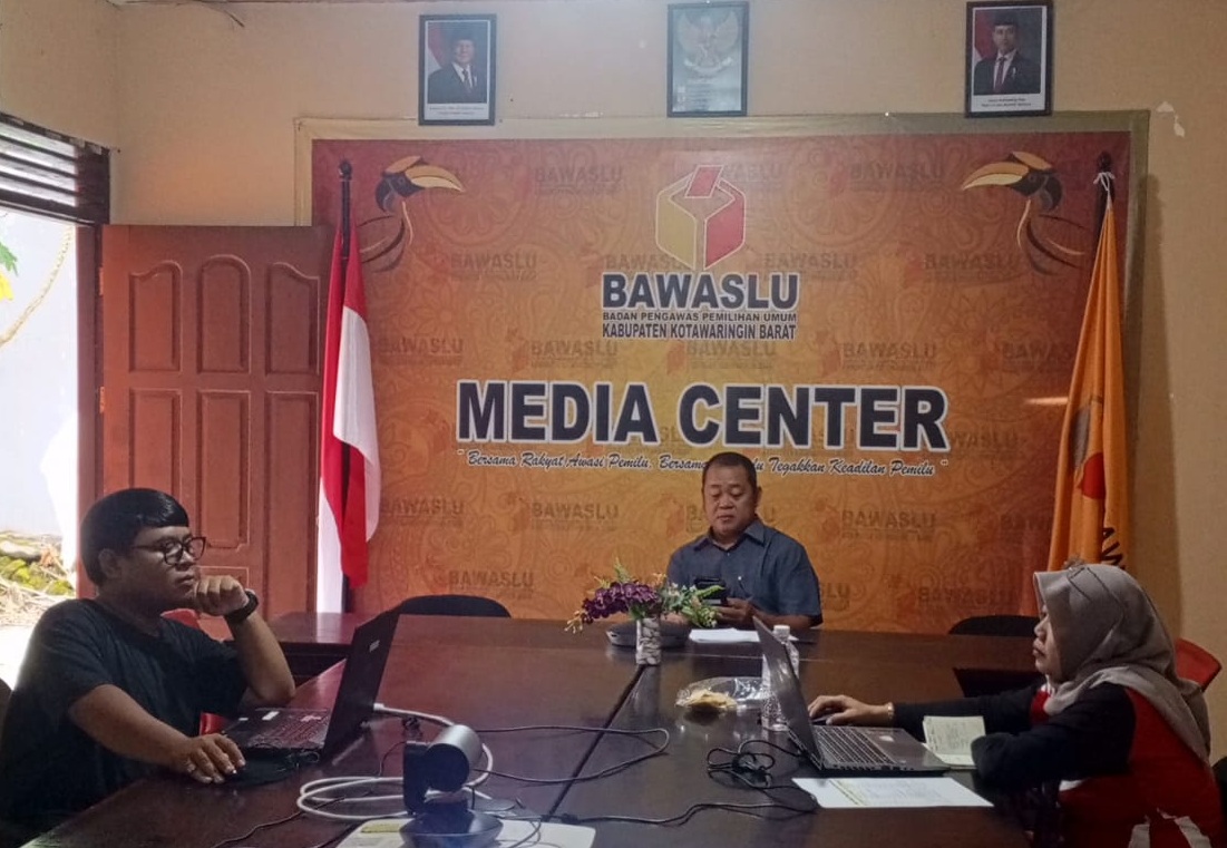 Zoom meeting di ruang media center Bawaslu Kobar