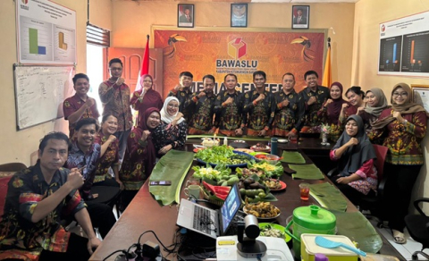 Foto bersama di ruang media center giat HUT Bawaslu ke-18