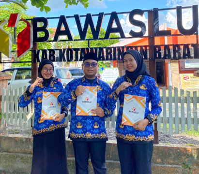 Pengambilan foto di depan kantor Bawaslu Kobar 3 PNS yang sudah dilantik  