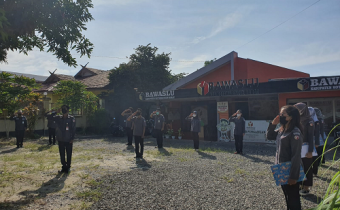 Pelaksanaan Apel Pagi di Kantor Sekretariat Bawaslu KOBAR