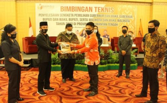 Penyerahan BULETIN "Mengawal Demokrasi" dari Bawaslu Kobar Kepada Bawaslu Republik Indonesia dan Bawaslu Provinsi 