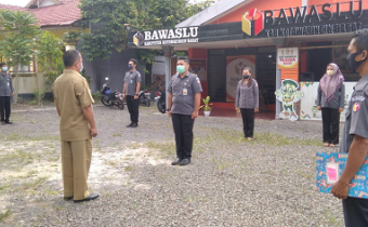 Apel Pagi di Halaman Kantor Sekretariat Bawaslu Kabupaten Kotawaringin Barat