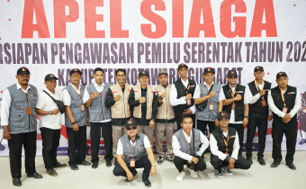 Foto bersama Panwascam dan PKD di GOR Sport Center Pangkalan Bun