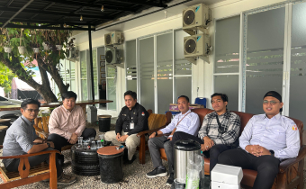 Foto Anggota beserta Staf Bawaslu Kobar dan BIN beserta Anggota KPU Kobar di Kantor KPU Kobar