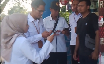 Pengecekan DPT salah seorang warga Kecamatan Kotawaringin Lama