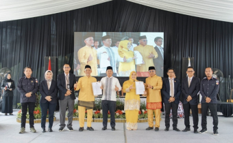 Foto bersama saat penyerahan BA penetapan nomor urut