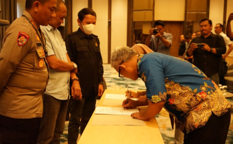 Penandatangan Ikrar oleh Kepala Desa