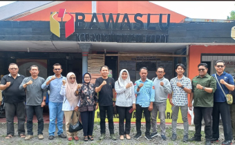 Foto bersama didepan kantor Bawaslu Kobar 