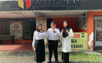 Foto bersama tiga CPNS Bawaslu Kabupaten Kotawaringin Barat