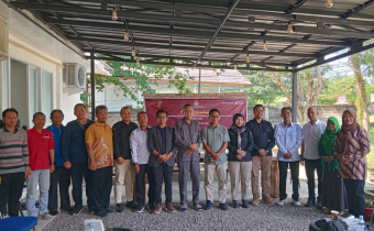 Foto Bersama di Kantor KPU Kobar