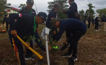 Foto Ketua Bawaslu Kobar sedang melaksanakan penanaman pohon