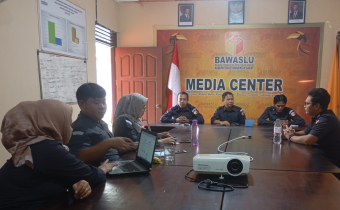 Foto Ketua bersama Anggota dan beberapa Staf Bawaslu Kobar melaksanakan rapat di ruangan Media Center