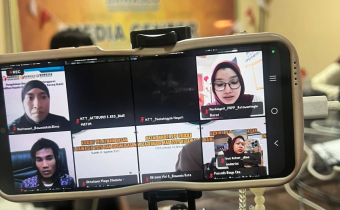 Foto saat pelaksanaan zoom secara daring di ruang Media Center Bawaslu Kobar