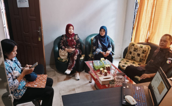 Foto Koordinator Sekretariat Bawaslu Kobar bersama Tim Komisi Informasi Provinsi Kalteng sedang melaksanakan cek Fisik PPID Bawaslu Kobar