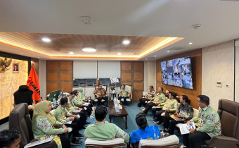 Foto Ketua Bawaslu RI bersama Ketua Bawaslu Provinsi Kalteng serta Ketua Bawaslu se-Provinsi Kalteng
