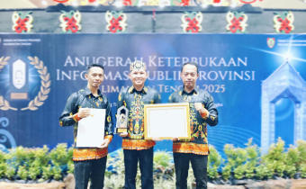 Foto penerima penghargaan Anegerah PPID Prov. Kalteng sebagai INFORMATIF