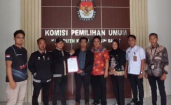 Foto Ketua dan Anggota Bawaslu Kobar Bersama Anggota KPU Kobar saat Serah Terima BA 