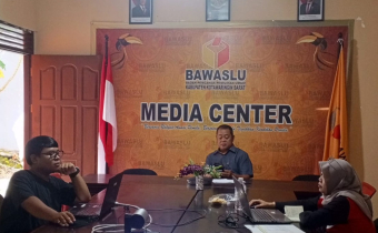 Zoom meeting di ruang media center Bawaslu Kobar