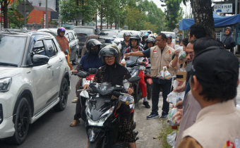Foto Pemberian Takjil Oleh Plt. Kasek bersama ketua anggota beserta staff Bawaslu Kobar 