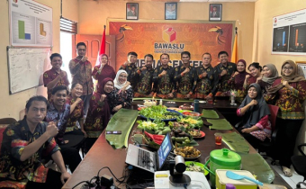 Foto bersama di ruang media center giat HUT Bawaslu ke-18
