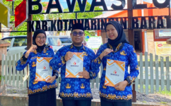 Pengambilan foto di depan kantor Bawaslu Kobar 3 PNS yang sudah dilantik  
